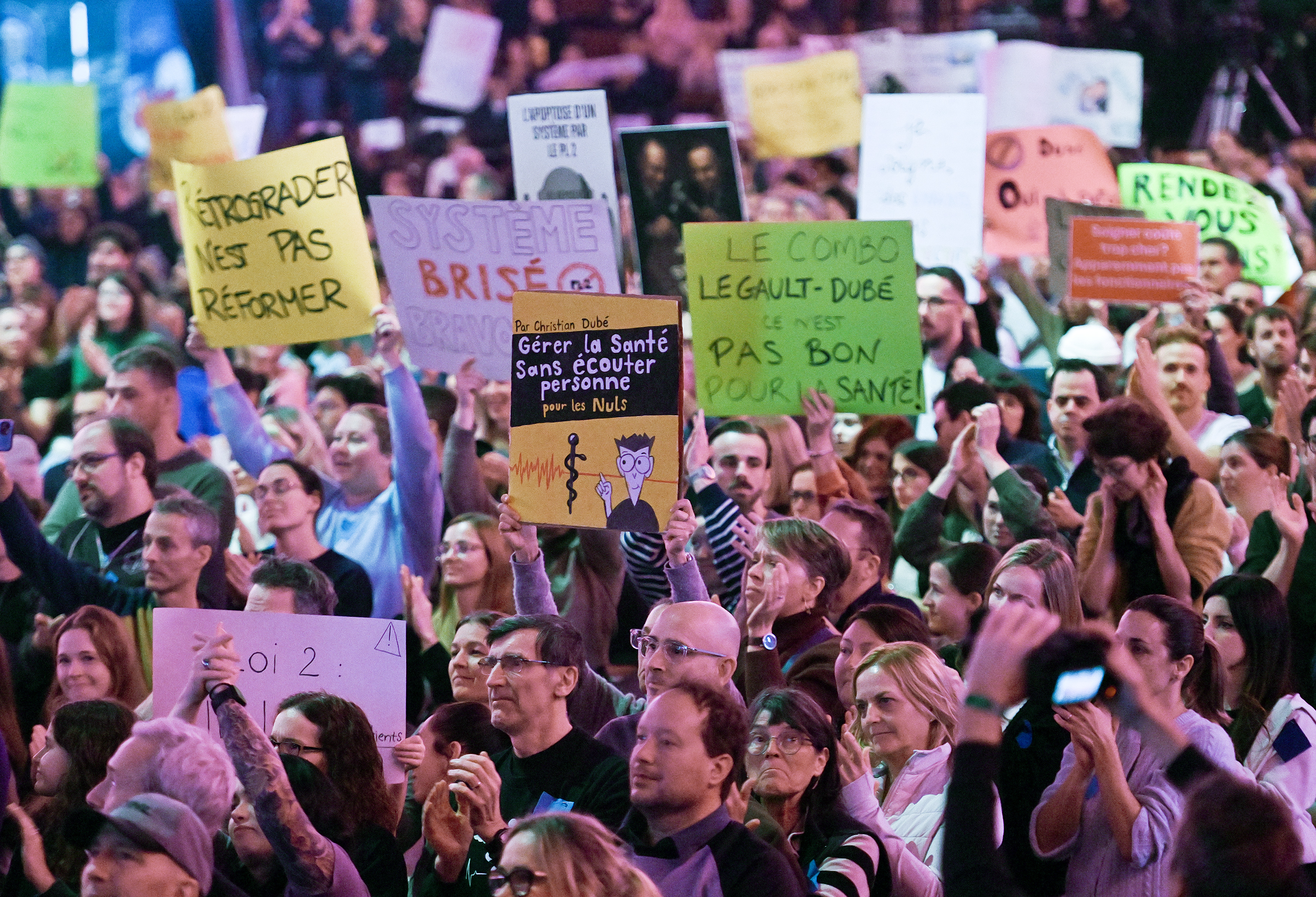 Повече от 10 000 демонстранти се събраха в Bell Center