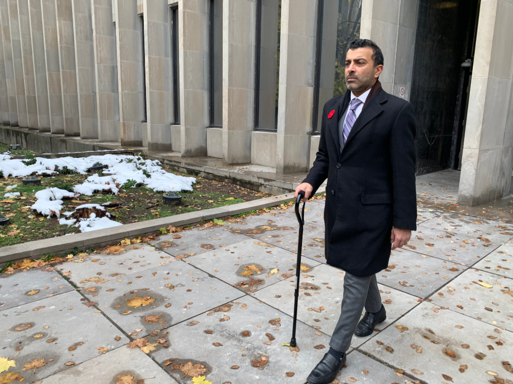 Рахим Алани влезе в сградата на Върховния съд с накуцване