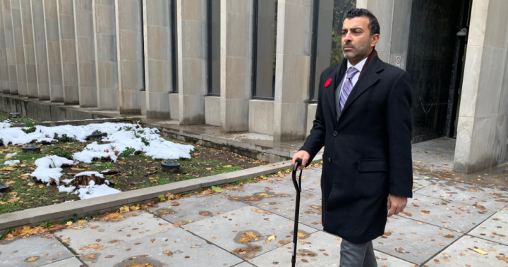 Рахим Алани влезе в сградата на Върховния съд с накуцване