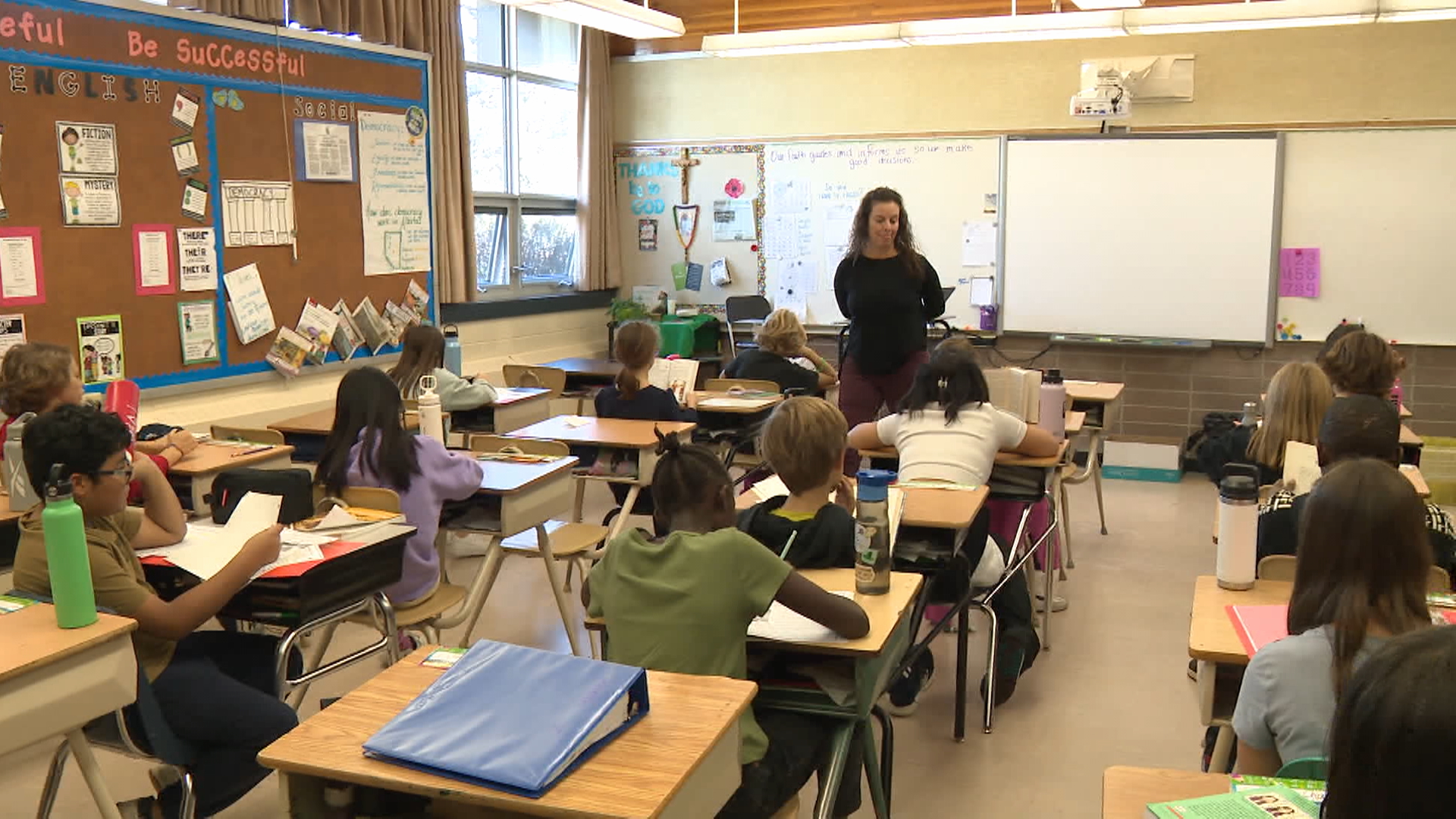 Съюзът представляващ учителите в Алберта казва че политиката за местоименията