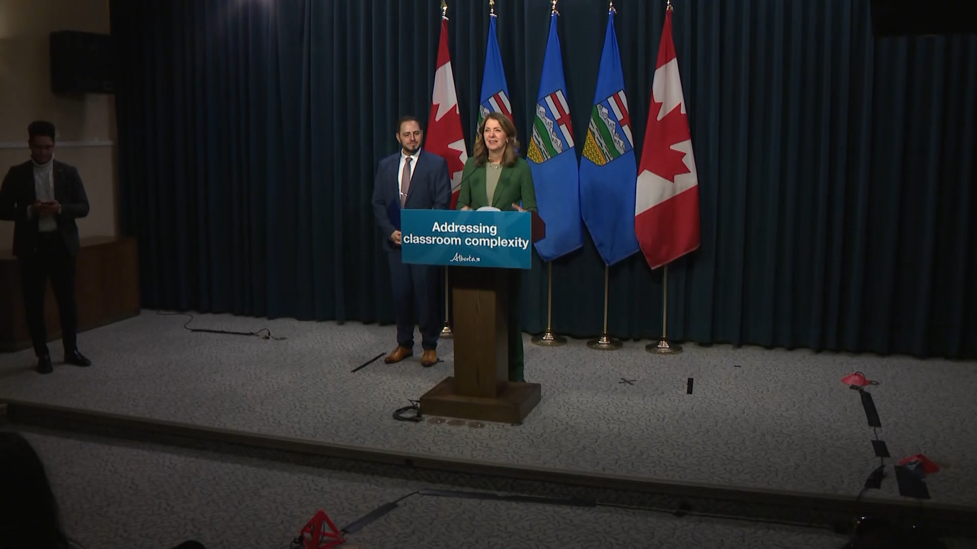 Обединеното консервативно правителство на Алберта го нарича Екип за действие