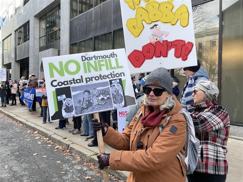Протестиращите събрани пред сградата на провинцията в сряда заявиха че