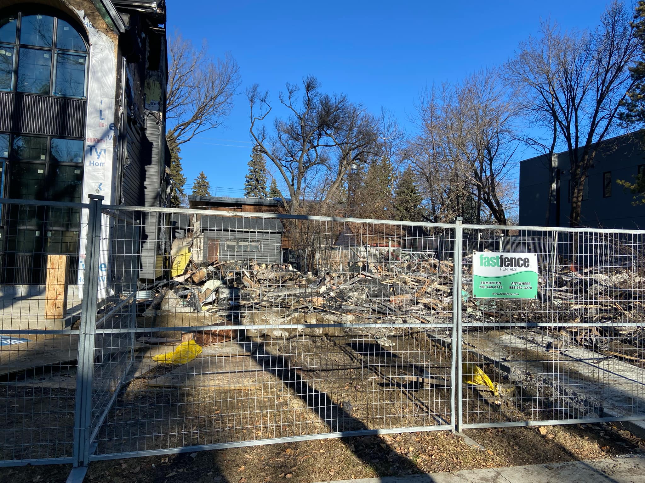 Полицията противопожарните и спасителните служби в Едмънтън и градът работят