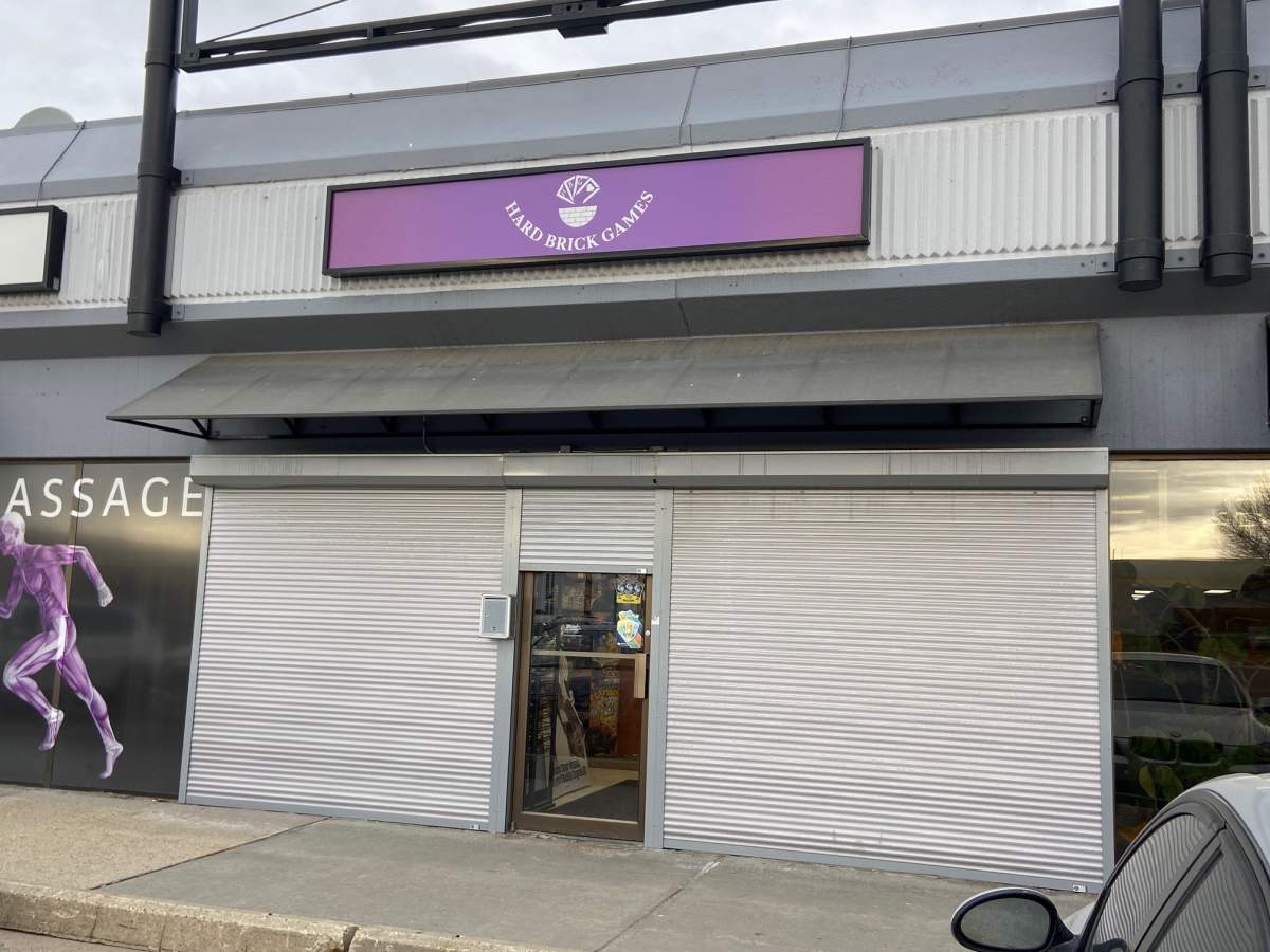 Hard Brick Games has customers step up to protect their store when their roll shutter got stuck up.