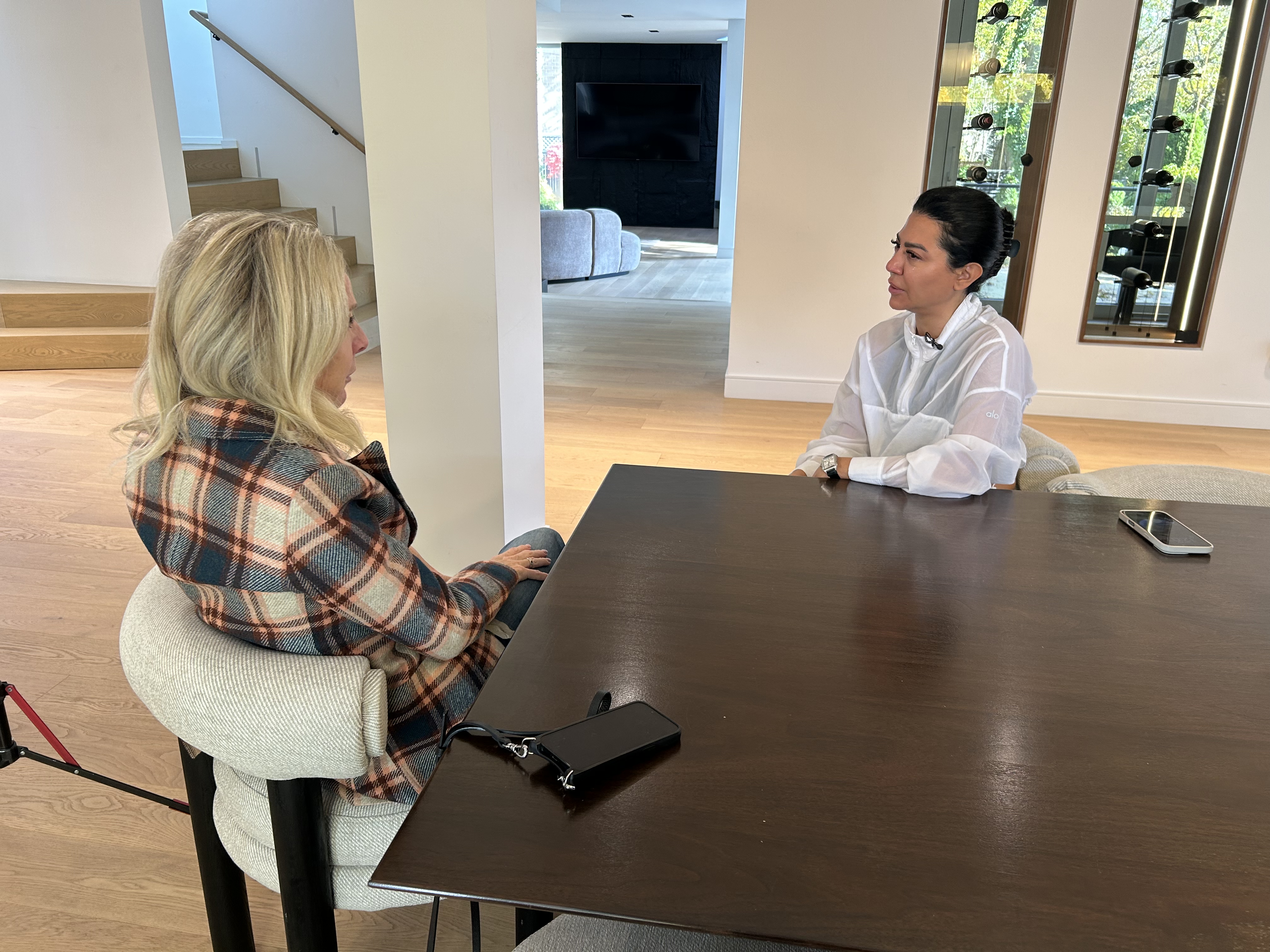 Мариам Алавинасаб седи на масата в трапезарията в двуетажния си