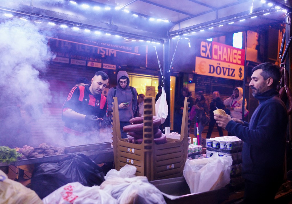 Две деца и майка им починаха след като ядоха улична