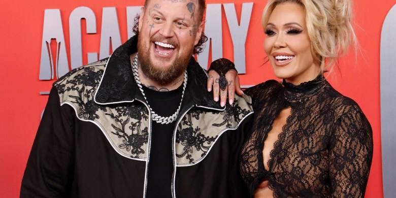 Jelly Roll shocks wife by shaving beard for 1st time after major weight loss