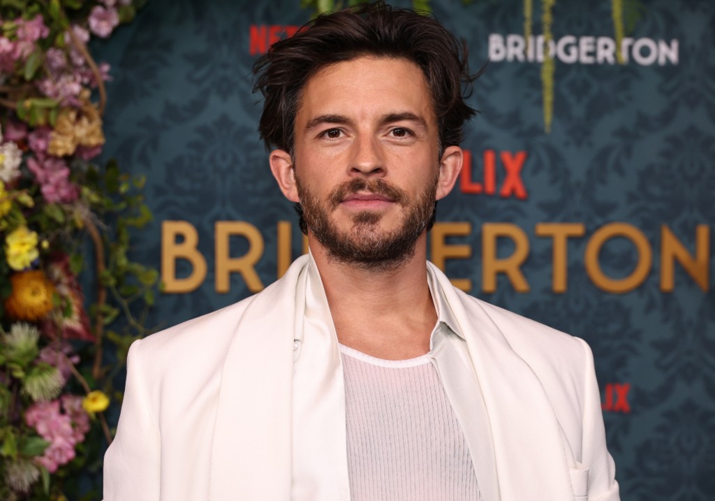 Джонатан Бейли е обявен за най сексапилния жив мъж от списание