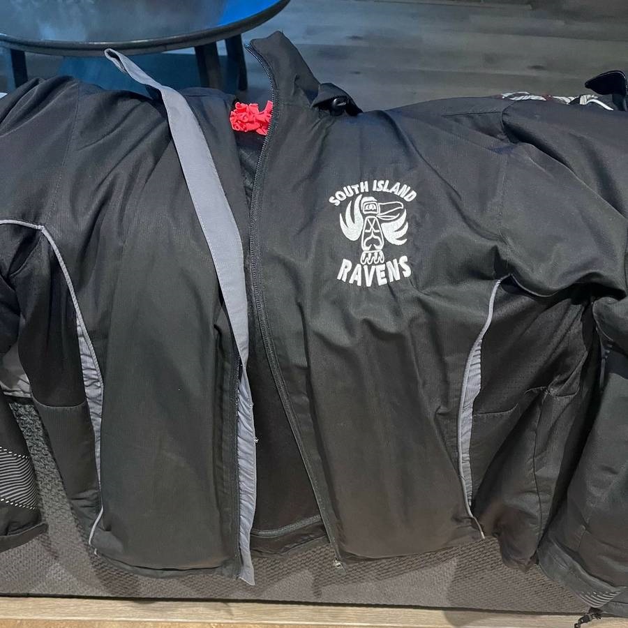 RCMP казва че разследва след като оборудването за хокей е