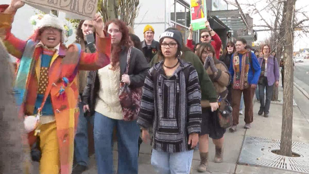 El lunes, numerosos grupos de estudiantes de educación superior protagonizaron ruidosas protestas frente a varias universidades de la ciudad. Están molestos por la decisión de la provincia de legislar para poner fin a la reciente huelga de profesores.