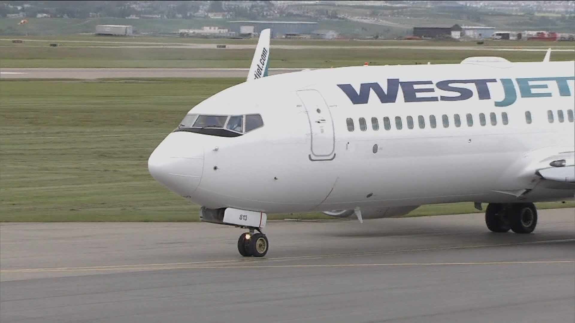 Пътуващите и защитниците казват че правило на WestJet Airlines което