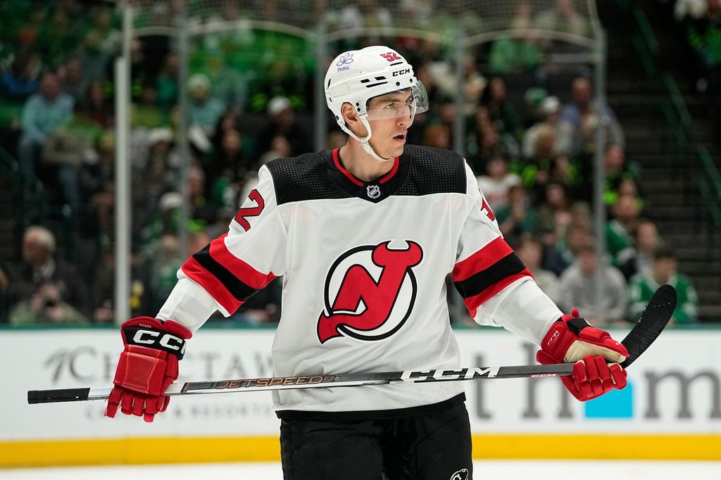 Кал Фут подписа договор за Американската хокейна лига с Чикаго