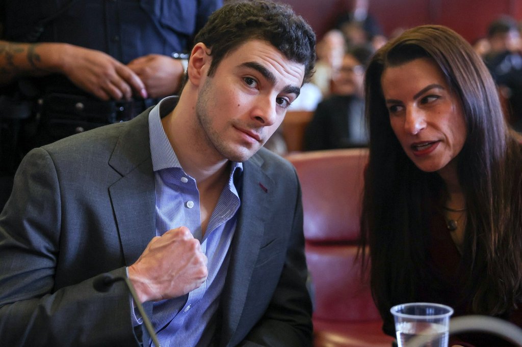 Луиджи Манджионе говори в съда в знак на протест срещу щатските, федерални съдебни процеси