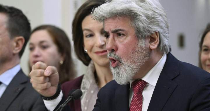 Лидерът на либералите в Квебек Пабло Родригес се бори да