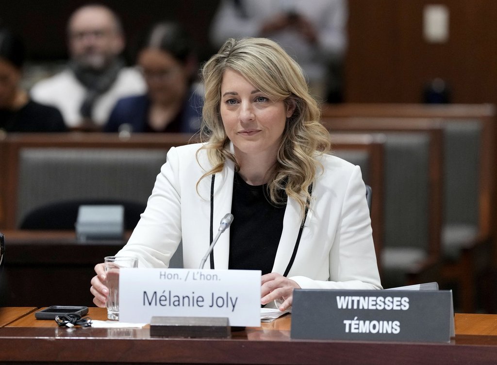 Министърът на индустрията Мелани Джоли казва че Канада връчва на