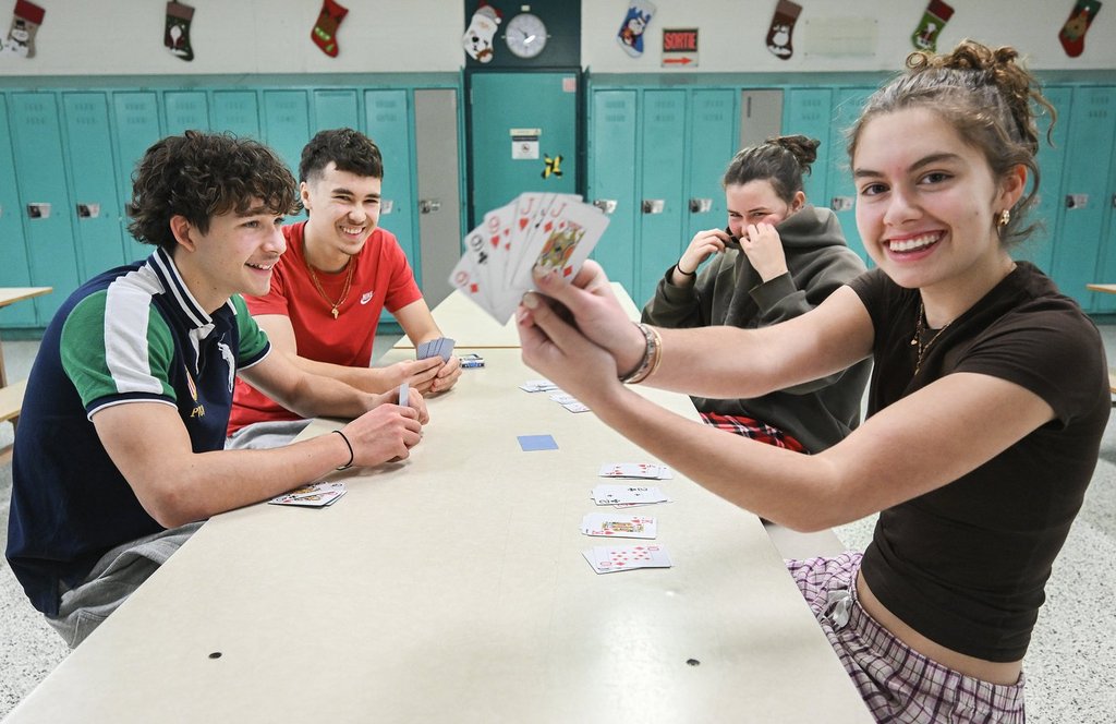 Разширената забрана за училищни мобилни телефони в Квебек получава най