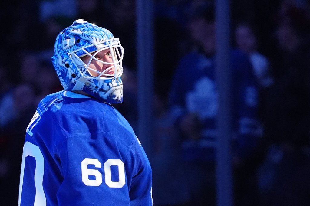 Уол стои висок, докато Лийфс започват да играят