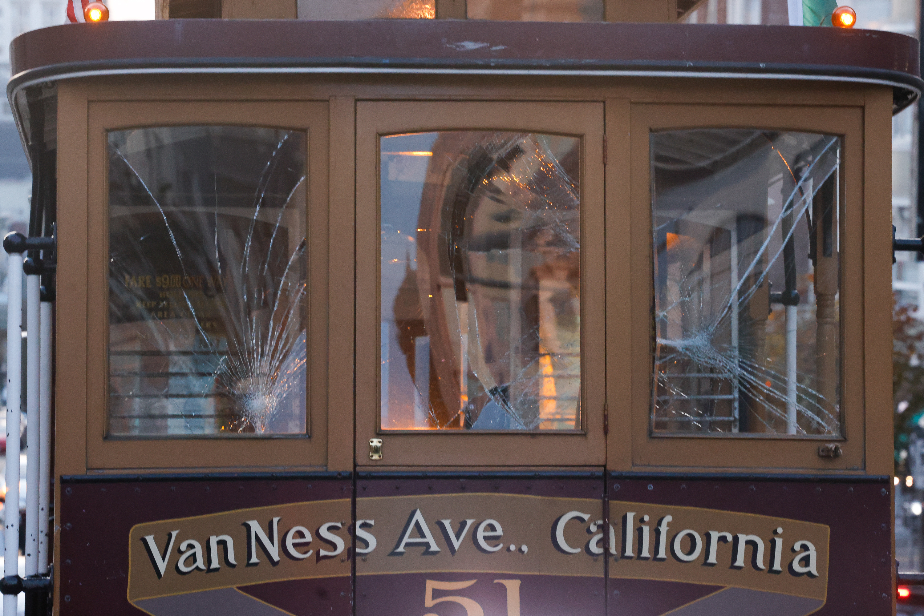 Петнадесет души бяха ранени след като кабинкова линия в Сан