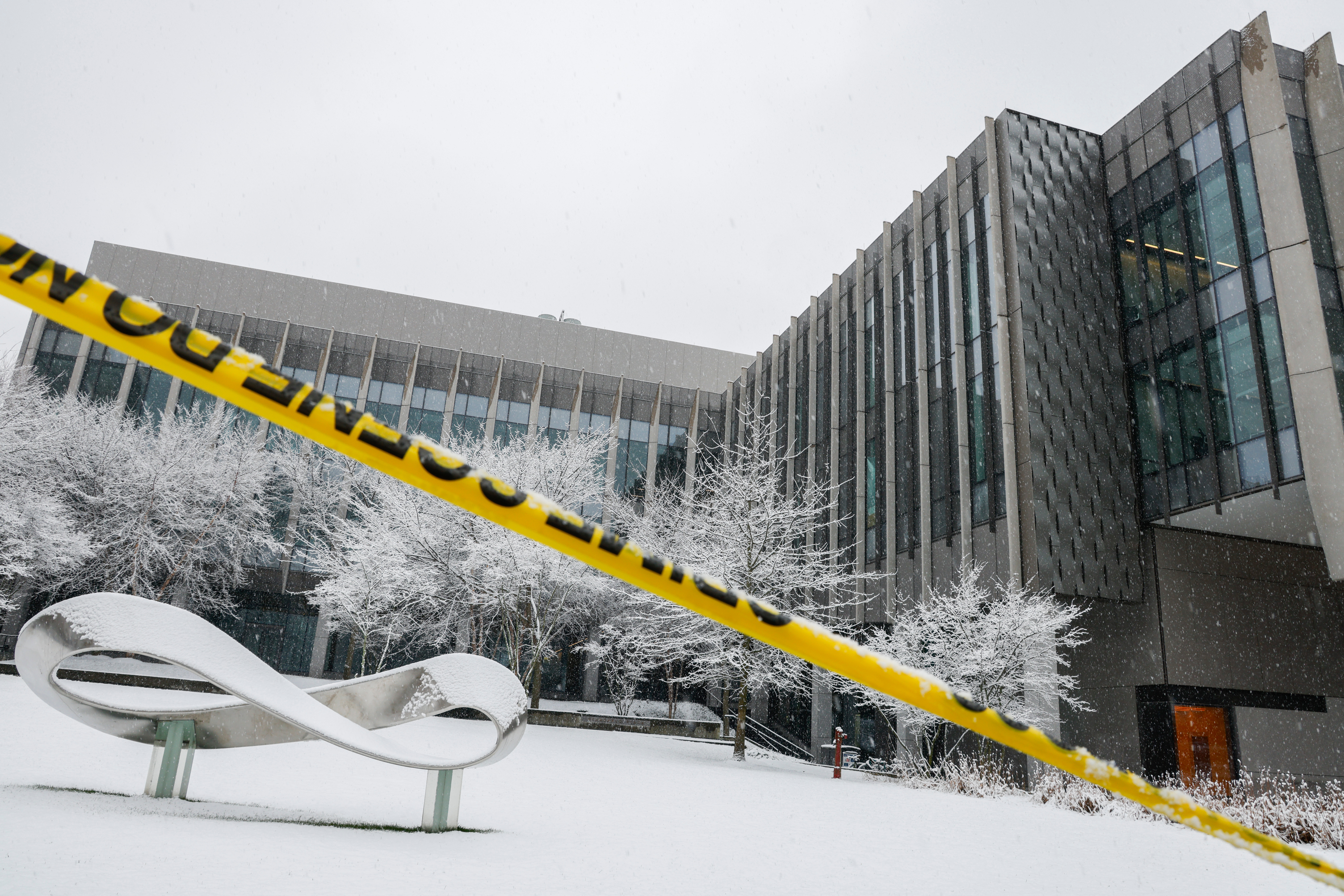 Издирването на стрелеца от университета Браун продължава като освободено лице, представляващо интерес