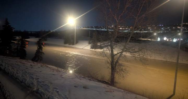 Major water main break in traps people in vehicles, affects 2K Calgary homes Major water main break in traps people in vehicles, affects 2K Calgary homes