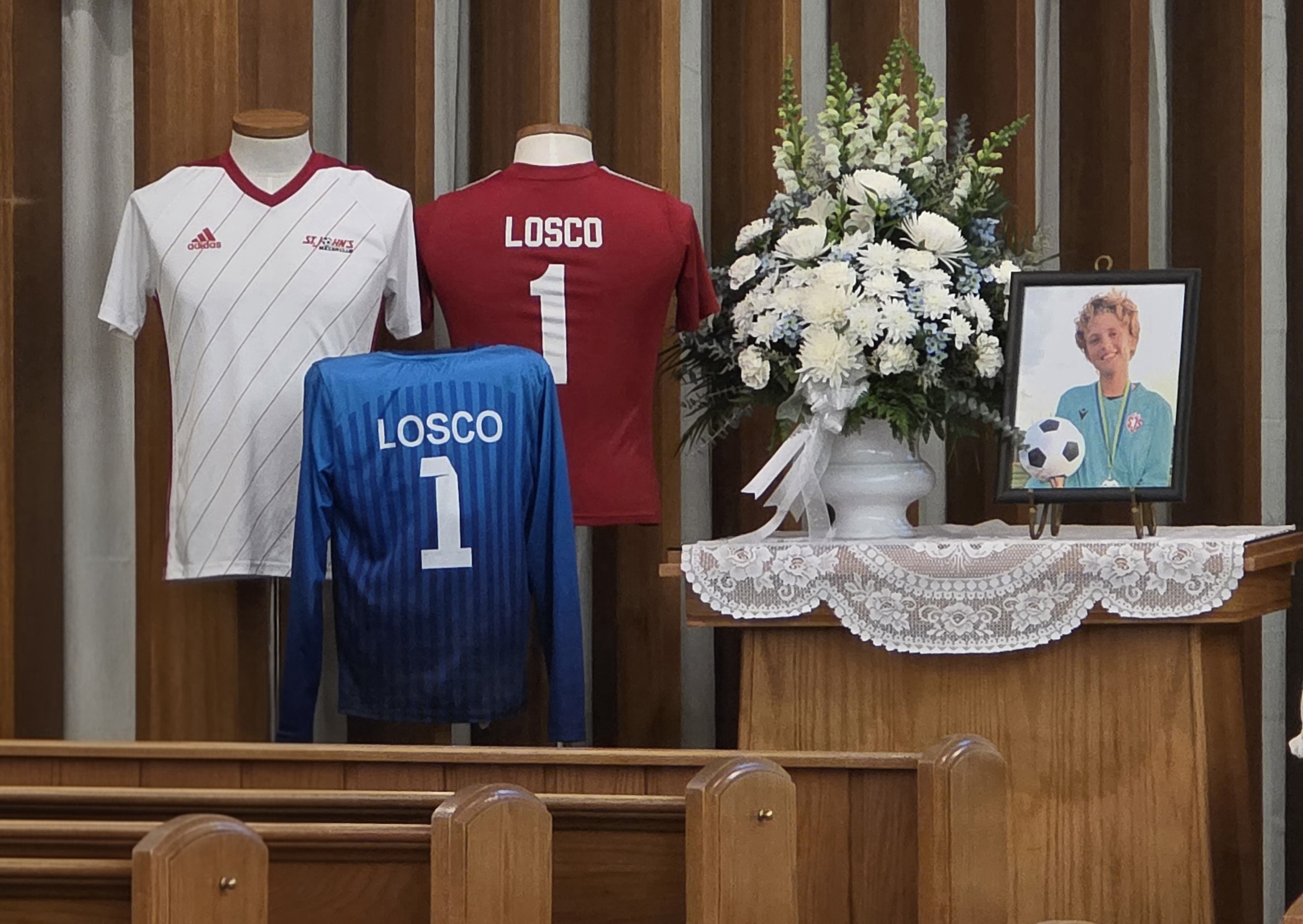 Семейство приятели и членове на общността се събраха във вторник