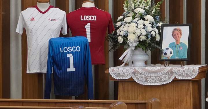 Семейство приятели и членове на общността се събраха във вторник