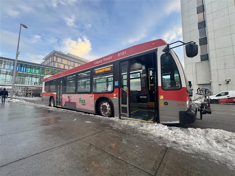Стотици пътници които използват Calgary Transit като свой билет до