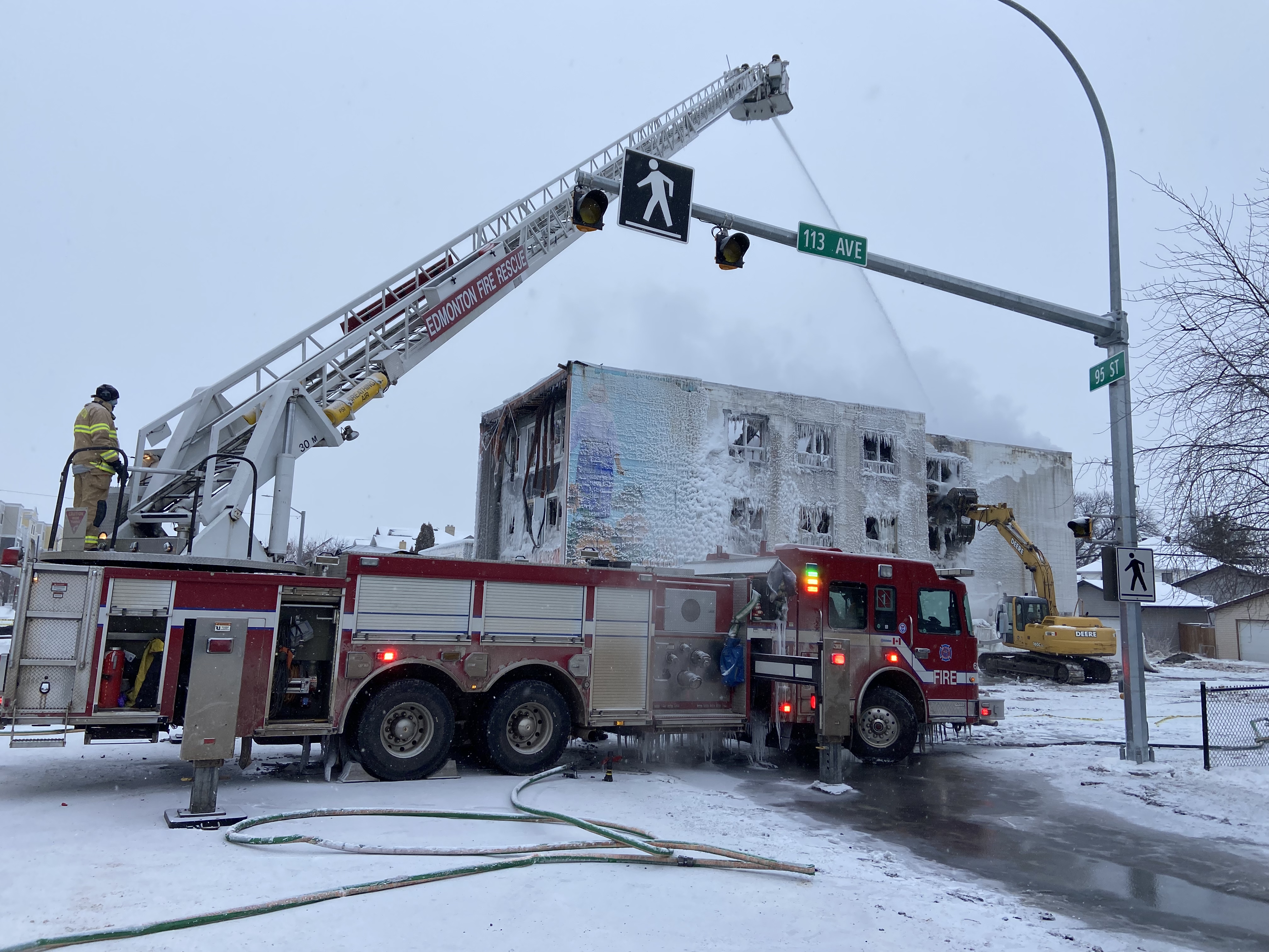Пожарникарите в Едмънтън се борят с множество пожари в най-студения ден от зимата