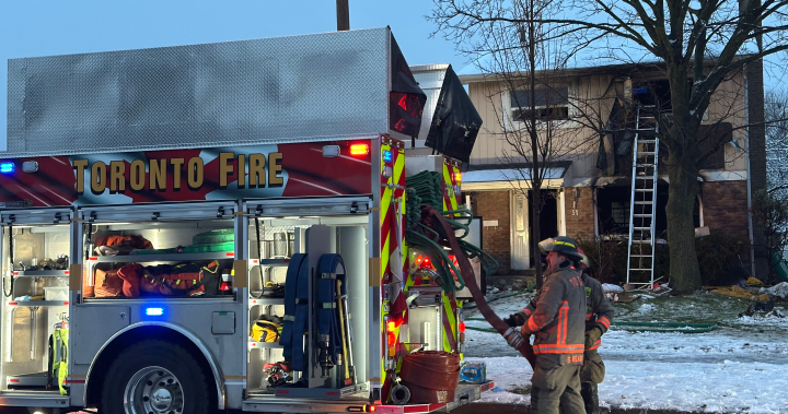 Пожар в къща в Скарбъро остави 2-ма в болница, борейки се за живота си