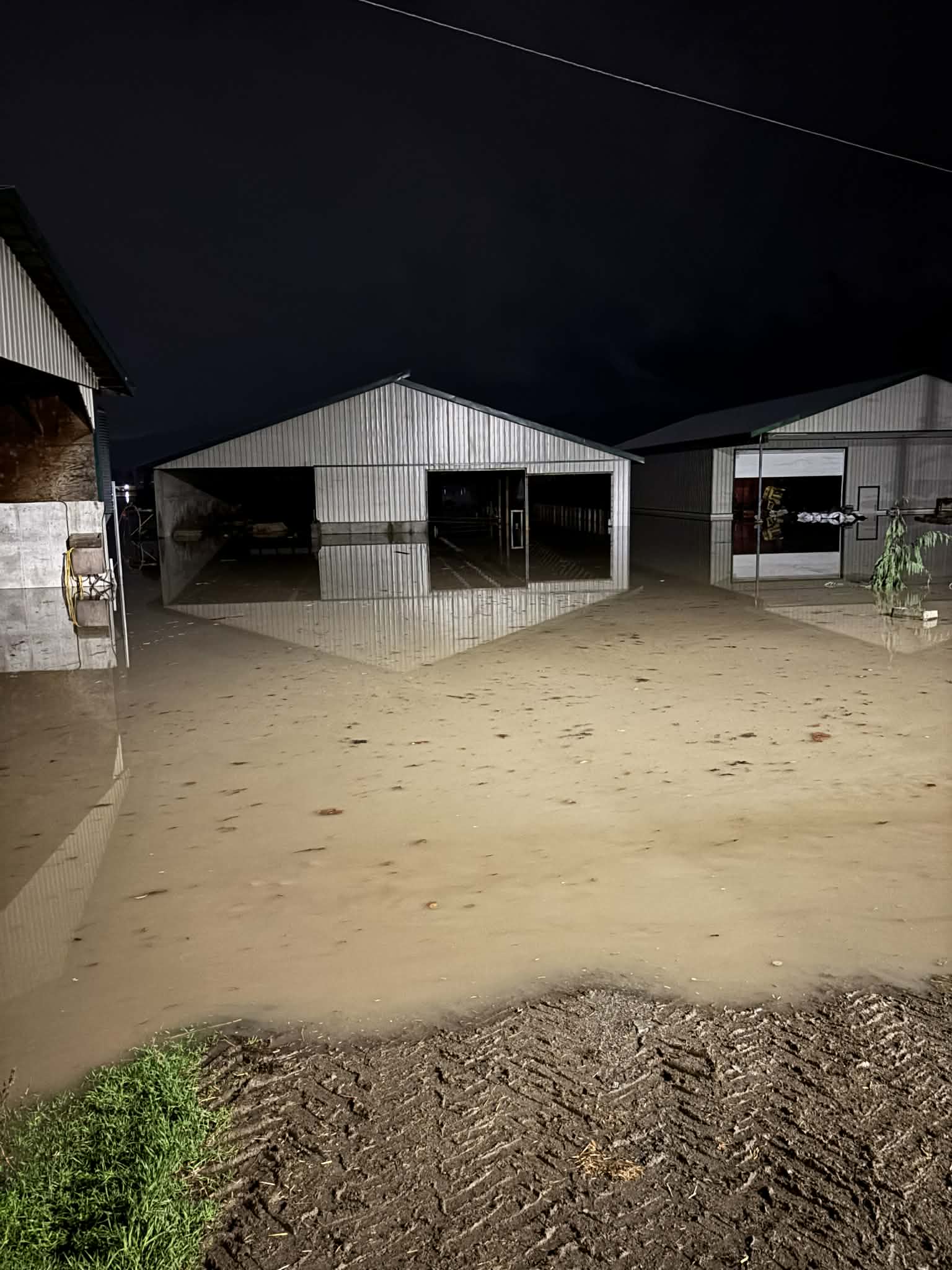 Фермер в Абътсфорд Британска Колумбия казва че общността се е
