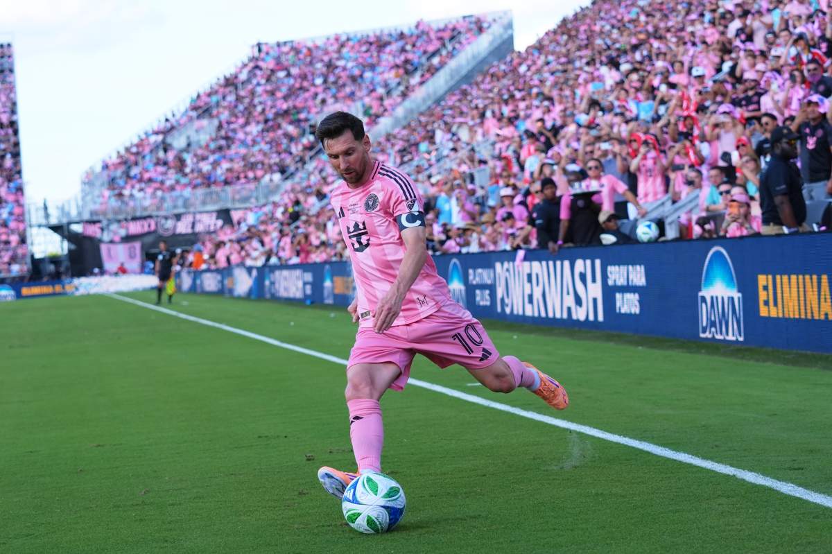 Inter Miami forward Lionel Messi (10) kicks a corner kicks during the first half of the MLS Cup final soccer match against the Vancouver Whitecaps Saturday, Dec. 6, 2025, in Fort Lauderdale, Fla.