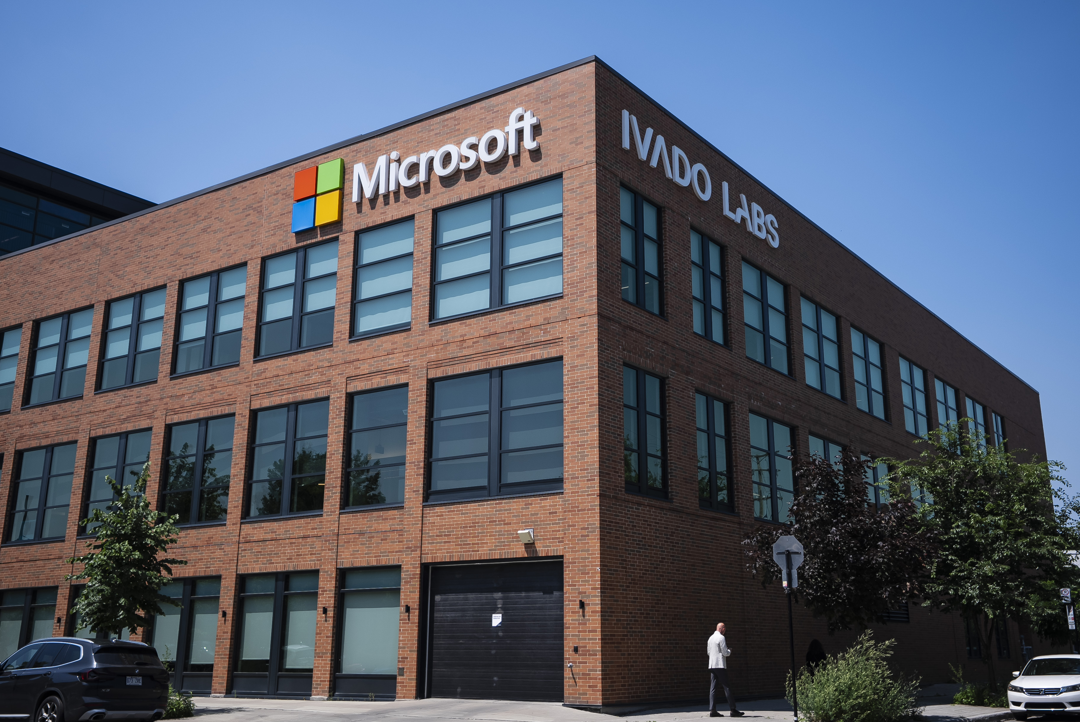 Глобалният технологичен гигант Microsoft казва че прави забележителни разходи в