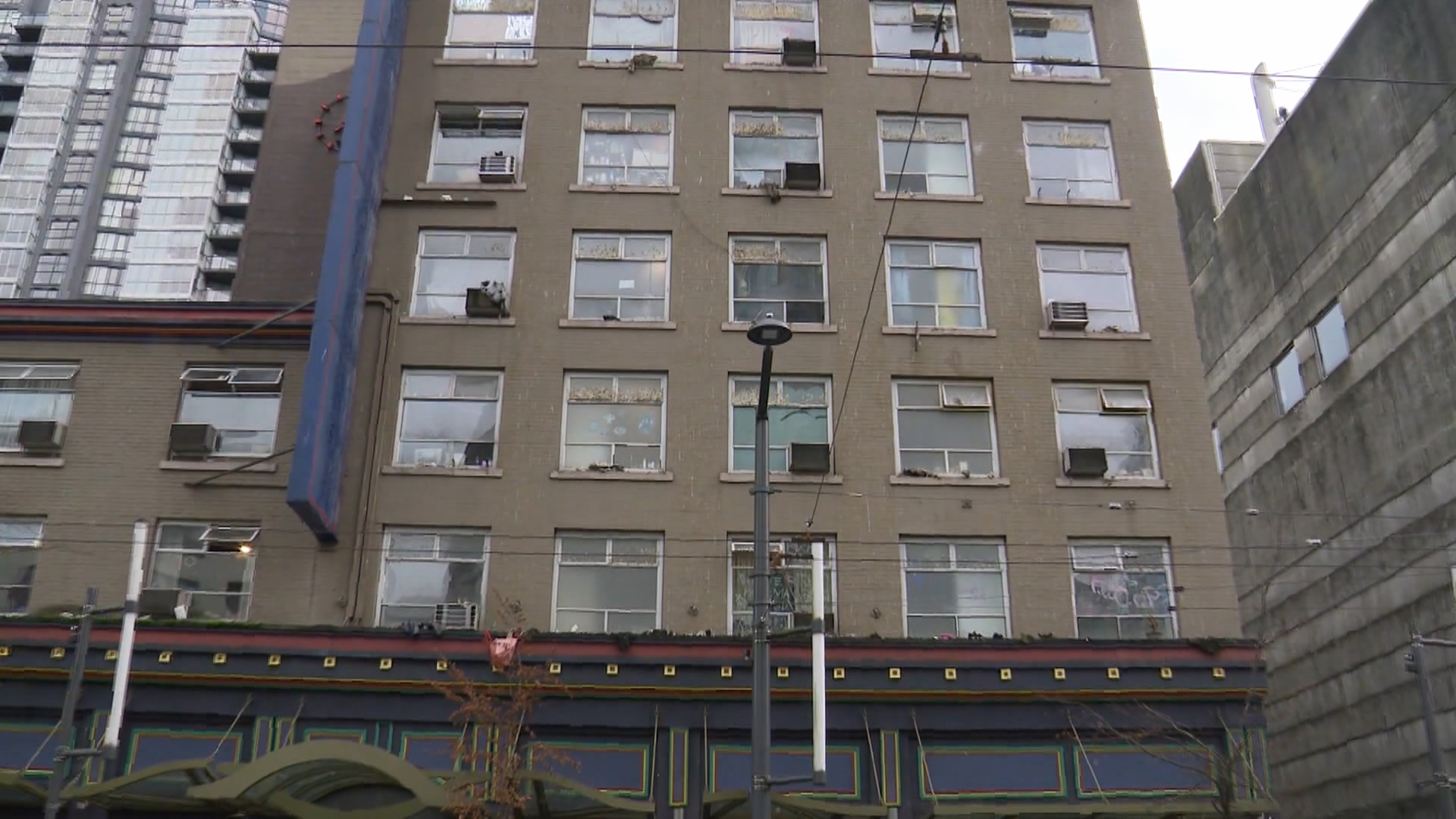 BC Housing е наредено да разследва присъствието на обвинен убиец в SRO