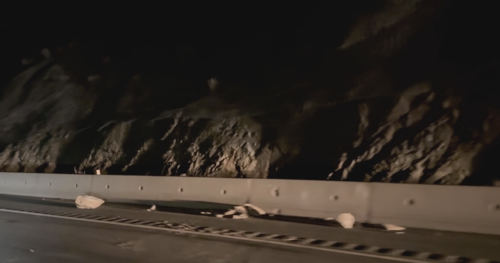 Свлачище удря превозно средство по магистрала 97 близо до Съмърленд, Британска Колумбия