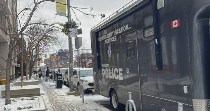 Полицията в Торонто разследва подозрителна смърт след като полицаи отговориха