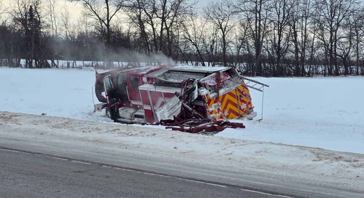 Пожарна кола на окръг Стърджън излетя от пътя сред леден дъжд северно от Едмънтън