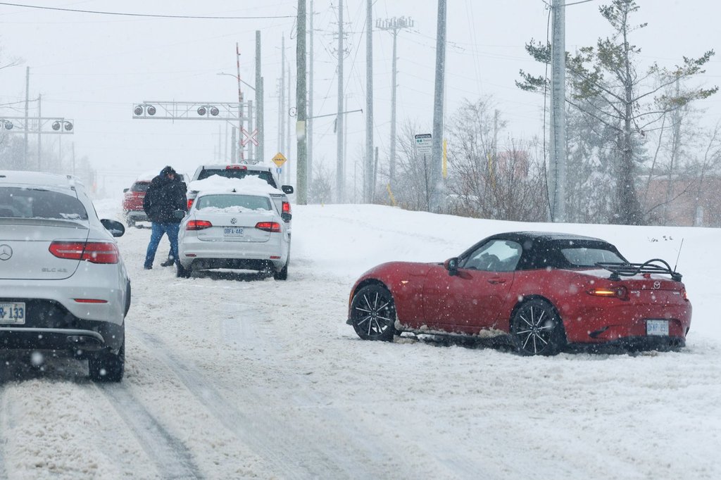 Най голямата електрическа компания в Онтарио казва че силните ветрове