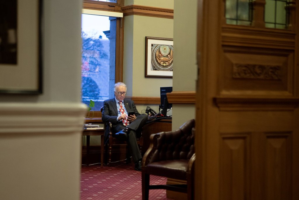 Политически анализатор казва че оспорваното лидерство на Джон Рустад в