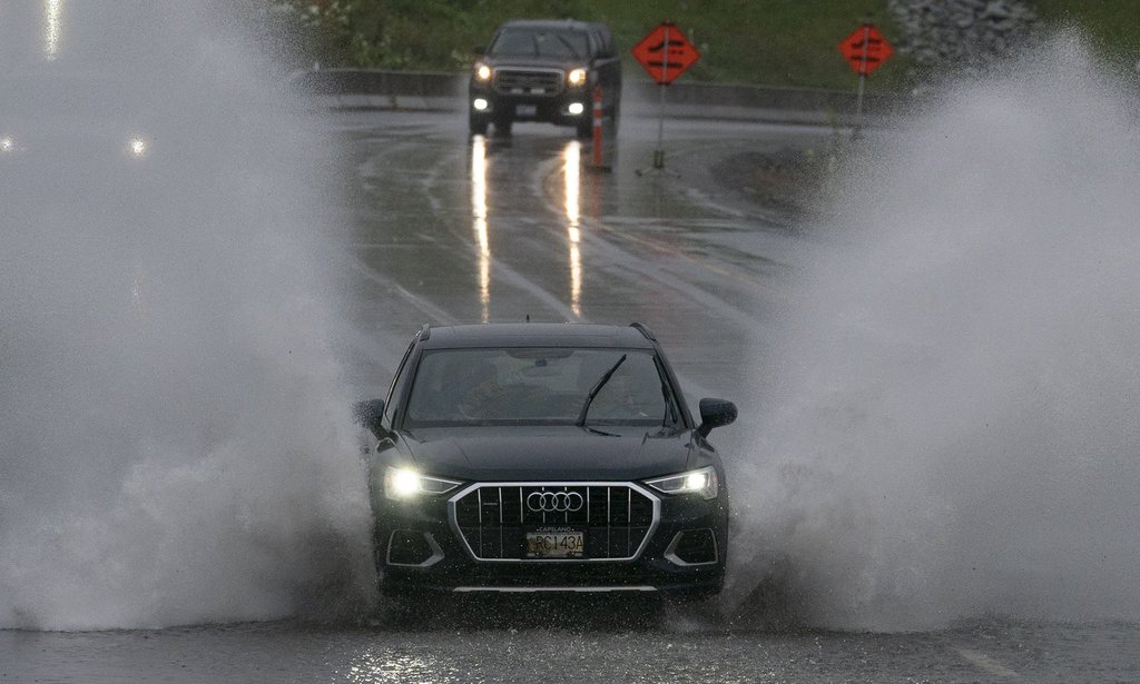 Пороен дъжд затвори и отмива магистрали в северното крайбрежие на Британска Колумбия