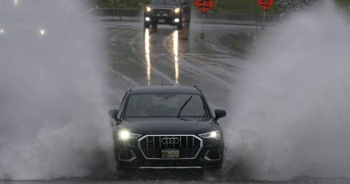 Пороен дъжд от над 200 милиметра на места по северното крайбрежие на Британска Колумбия затвори магистрали и прекъсна главния достъп