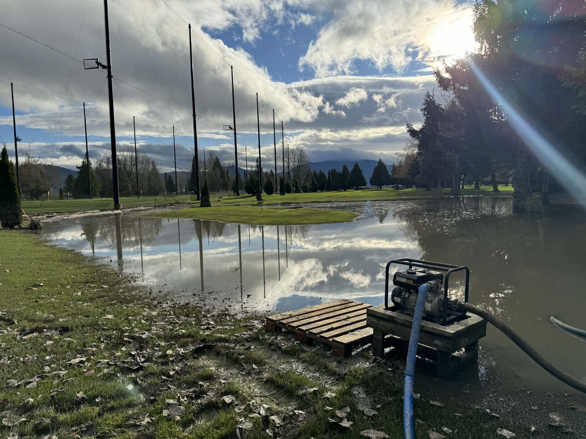 Когато наводненията заляха Абътсфорд Британска Колумбия голф игрището Фрейзърглен и