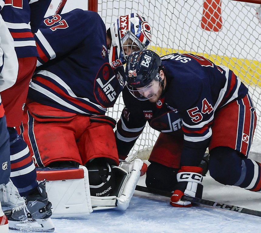 Hellebuyck се усмихва след операция на коляното