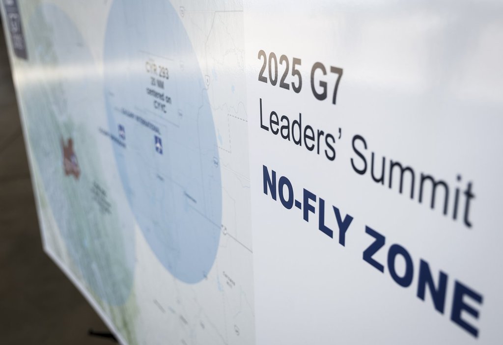 Своенравният пилот чиито действия принудиха служители да катерят четири изтребителя