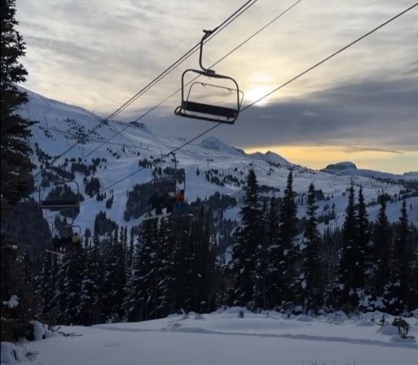 Скиор откаран в болница след падане от седалков лифт в Banff Sunshine Village