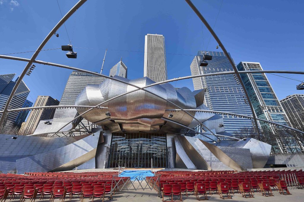 In the centre of Millennium Park, the Jay Pritzker Pavilion, a huge bandshell designed by architect Frank Gehry, with a main stage that can accommodate a full orchestra and chorus of 150 members.