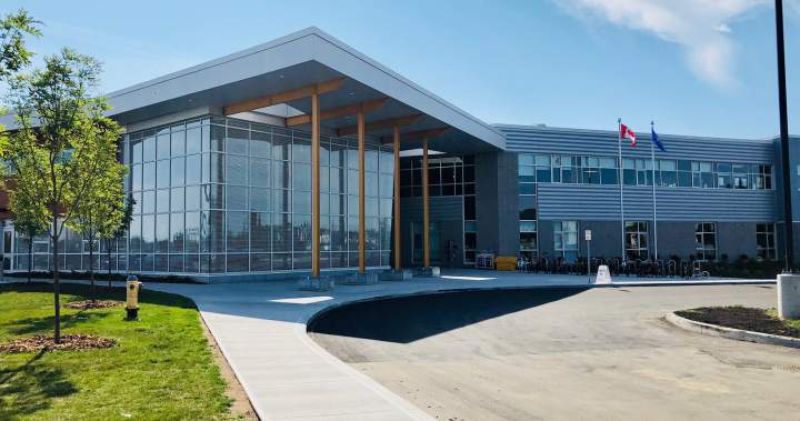 Полицията в Едмънтън е обвинила 32 годишен учител от училище Hilwie