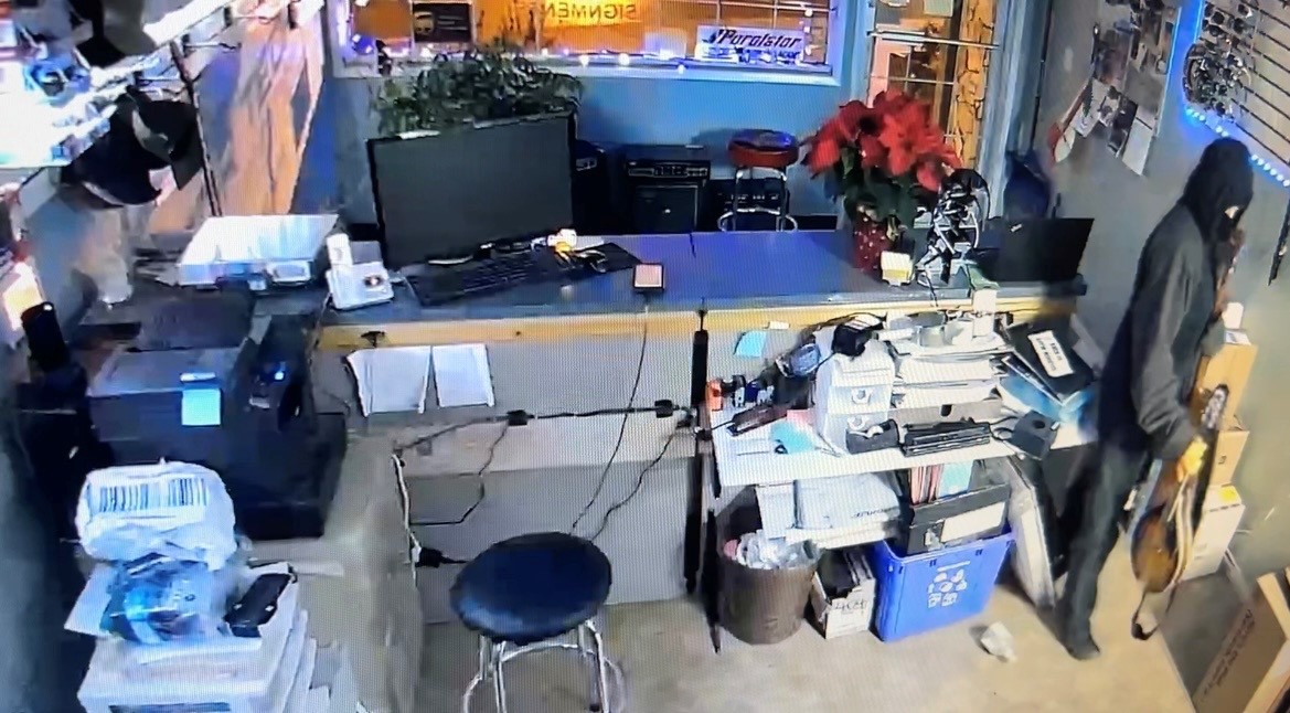 Собственикът на магазин в Северен Оканаган който беше проникнат през