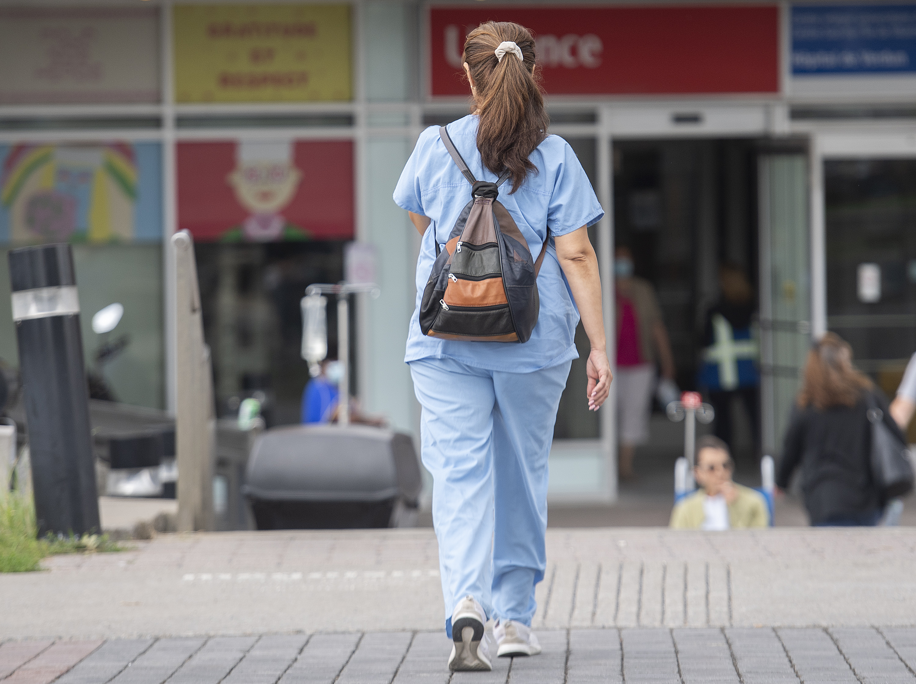 Броят на свободните работни места за медицински сестри и персонални