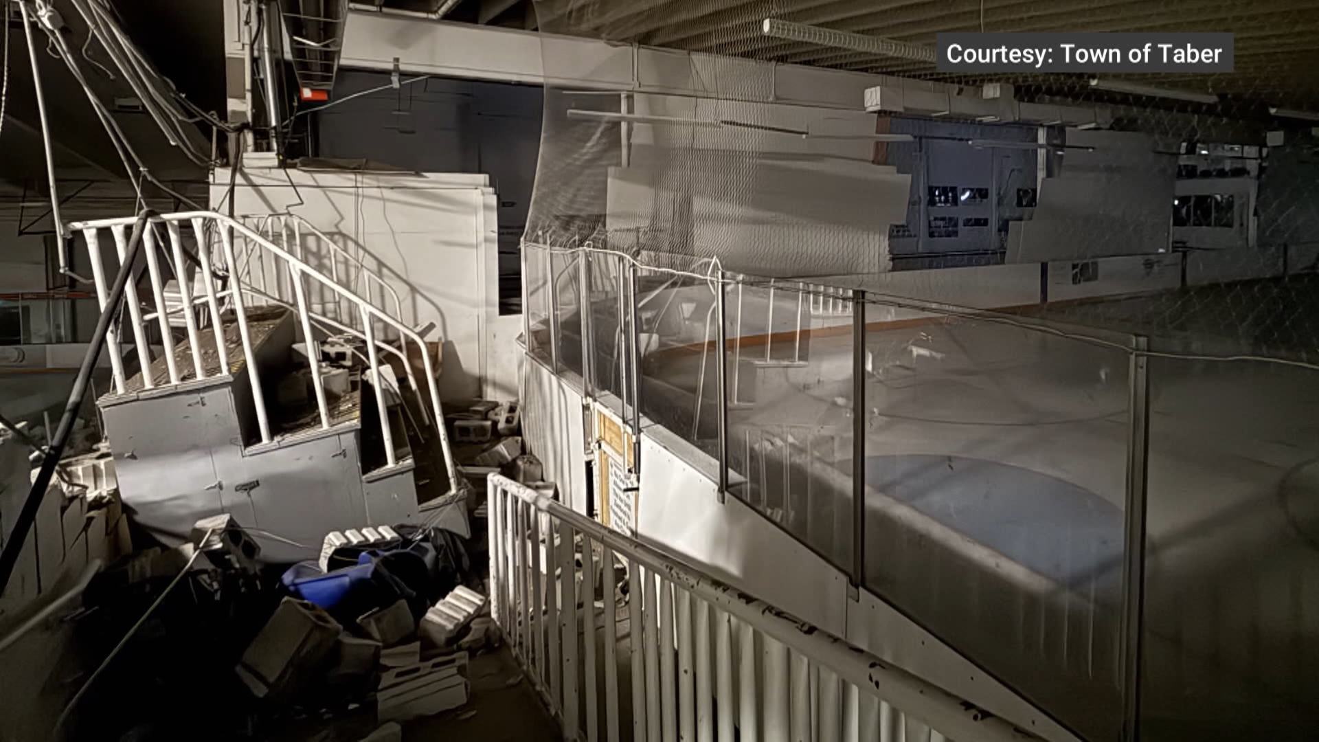 Причината за експлозията на ледената пързалка Taber се разследва, почистването е в ход