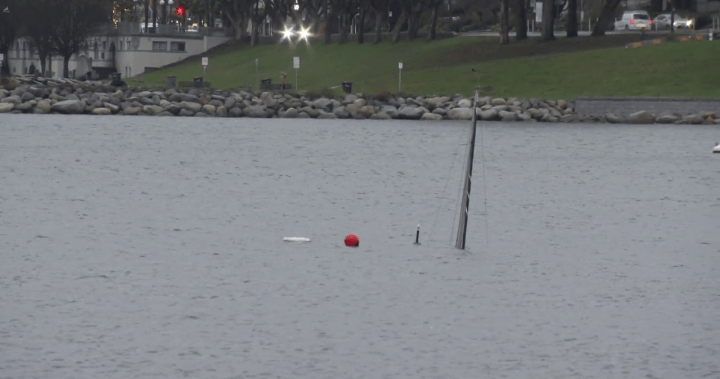 Лодка потъва в английския залив на Ванкувър, като все още се вижда само мачта